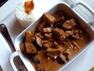 Auberginen-Kokos-Walnuss-Curry, dazu Basmati-Reis
