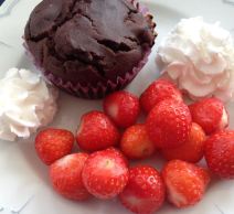 Schokomuffins mit frischen Erdbeeren und veganer Sprühsahne