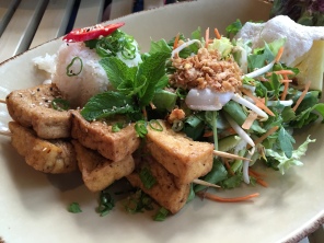 Tofu-Spieß mit Salat und Sojasauce
