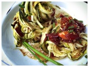 Rohkost-Spaghetti mit Oliven-Feigen-Relish