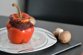 Rote Paprika mit roter Füllung